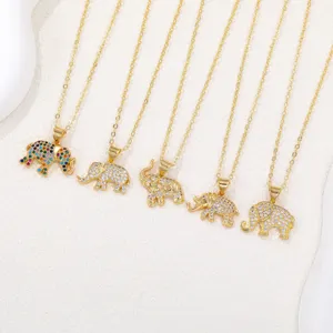 Detalle de cinco colgantes de elefante bañados en oro con circonitas de colores y claras.