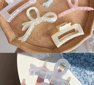 Détail montrant des pinces à cheveux en couleurs gelée et formes élégantes variées.
