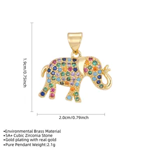 Vista detallada del colgante de elefante chapado en oro con circonitas de colores