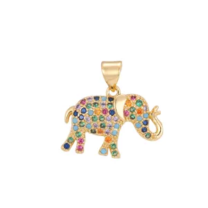 Primer plano de un colgante de elefante chapado en oro con piedras de circonita arcoíris.