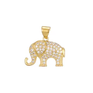 Vista detallada de un colgante de elefante dorado con múltiples piedras de circonita blanca.