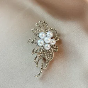 Elegant pearl rhinestone flower brooch, sparkling crystal pin for women clothing accessories.