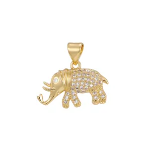 Vista detallada de un colgante de elefante chapado en oro con circonitas cúbicas