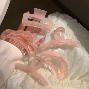 Élégant ensemble de pinces à cheveux rose givré pour cheveux épais sur tissu blanc doux