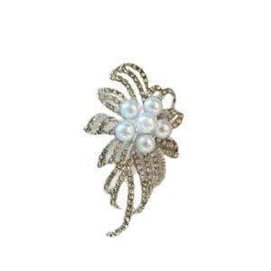 Elegant pearl rhinestone flower brooch pin for women, luxury scarf buckle clothing accessory.
