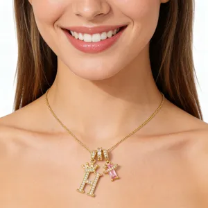 Elegante Vergoldete Kupferhalskette Für Damen Mit Zirkonia-Anfangsbuchstaben-Anhänger Krone Und Rosa Edelstein Dopamin-Stil Schmuck