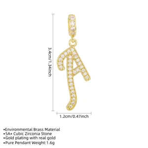 Détail du pendentif lettre A en laiton doré de 3,4 cm avec des pierres en zircone.