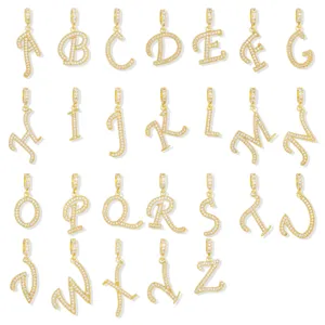 Vue détaillée des 26 pendentifs lettres capitales, plaqués or 18K avec zircons micro-pave.