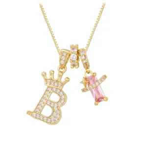 Detailansicht der vergoldeten Kette mit Buchstaben B und rosa Zirkonia-Anhänger.