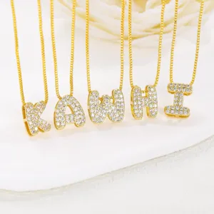 Detaillierte Makroaufnahme von 18K vergoldeten Alphabet-Halsketten mit funkelnden Zirkonia-Steinen