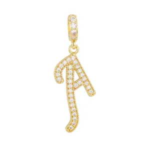 Détail d'un pendentif initiale A plaqué or 18 carats orné de zircons brillants micro-pavés