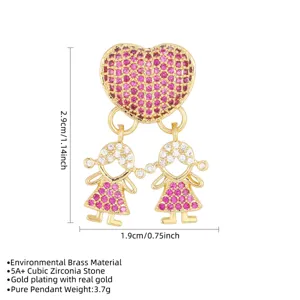 Vue détaillée du pendentif cœur doré avec figurines de filles et dimensions exactes