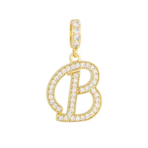 Gros plan d'un pendentif lettre B plaqué or avec micro-pavage de zircons cubiques