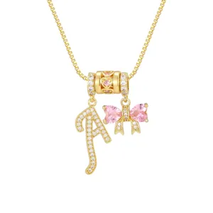 Detailansicht der 18 Karat vergoldeten Kette mit Buchstabe A und rosa Herzschleife