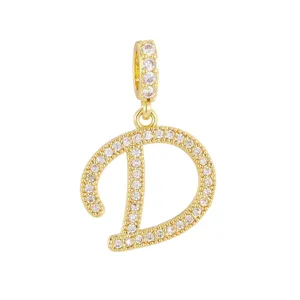 Pendentif lettre D étincelant plaqué or 18 carats avec micro-pavage de zircons cubiques.
