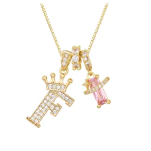 Exquisite Goldkette mit Kronenbuchstabe F Anhänger und rosa Zirkonia-Rechteckstein