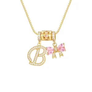 Detailansicht der 18k vergoldeten Halskette mit Buchstabe B und rosa Herzschleife