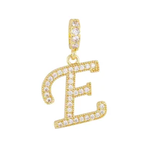 Vue détaillée d'un pendentif lettre E plaqué or 18 carats serti de zircons brillants