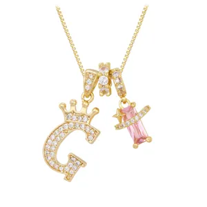 Detailansicht des goldenen Buchstaben G Anhängers mit Krone und rosa Zirkon-Charm