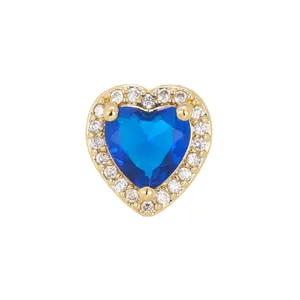 Detaillierte Makroansicht eines herzförmigen blauen Edelsteinanhängers mit Diamant-Halo
