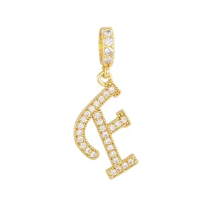 Vue détaillée macro du pendentif lettre F plaqué or 18 carats avec oxydes de zirconium.