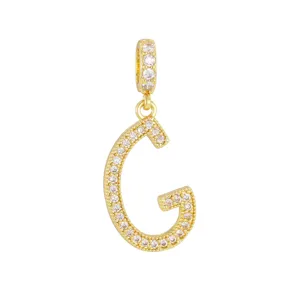 Vue détaillée du pendentif lettre G plaqué or 18 carats orné de zircons micro-pavés brillants