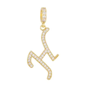 Vue macro d'un pendentif lettre plaqué or 18K avec micro-pavage de zircon
