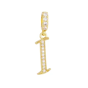 Détail du pendentif lettre I plaqué or serti de micro-zircones blanches étincelantes