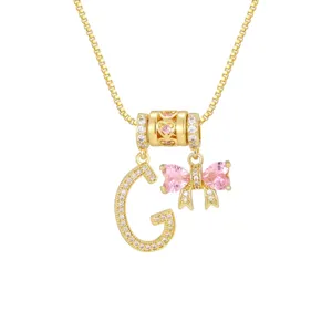Detailansicht der 18 Karat vergoldeten Halskette mit Buchstabe G und rosa Zirkonia