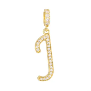 Vue détaillée d'un pendentif lettre J plaqué or 18K avec serti micro-pave de zircones.