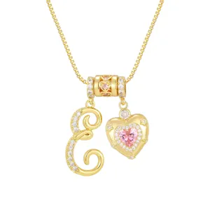 Detailansicht der 18 Karat vergoldeten Kette mit Initialen E und Herz-Anhänger.