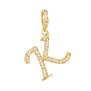 Vue frontale d'un pendentif lettre K plaqué or 18 carats avec micro-pavé de zircons clairs