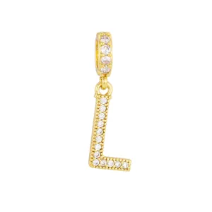 Détail d'un pendentif lettre L plaqué or 18 carats avec pierres en zircone cubique