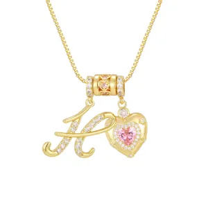 Detailansicht von 18k Gold Herz und Buchstabe K Anhänger mit rosa Zirkonia-Steinen