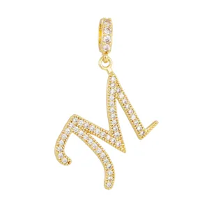 Gros plan du pendentif lettre 'M' plaqué or 18K avec micro-pavage en zircons.
