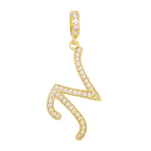 Détail d'un pendentif lettre dorée à l'or 18K avec pavé de zircons étincelants et brillants.