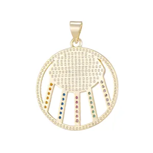 Primer plano de colgante de ojo dorado con micro-pave circonitas y piedras de colores