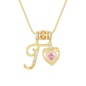 Nahaufnahme der 18K vergoldeten Kette mit Herz und Buchstaben 'T' Zirkonia Anhänger