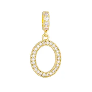 Vue détaillée du pendentif lettre O en cuivre plaqué or 18K avec zircons