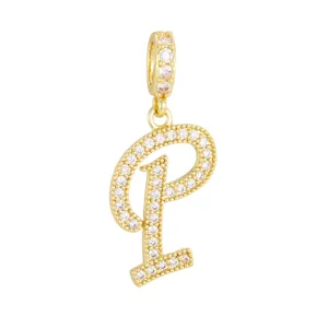 Détail d'un pendentif lettre P plaqué or 18 carats avec oxydes de zirconium.