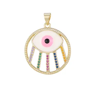 Detalle de colgante de ojo dorado con circonitas de colores y acabado de gota de aceite