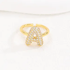 Macro-opname van een vergulde bubble letter A open ring met heldere zirkonia-steentjes