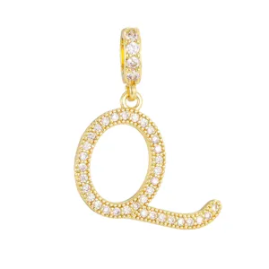 Détail macro du pendentif lettre Q plaqué or 18K avec oxyde de zirconium micro-pavé