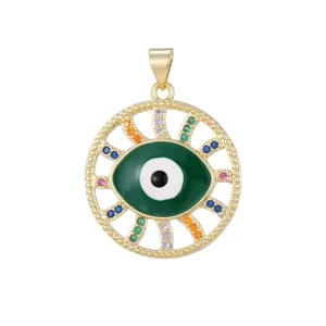 Vista detallada de un colgante de ojo turco dorado con circonitas multicolores brillantes.