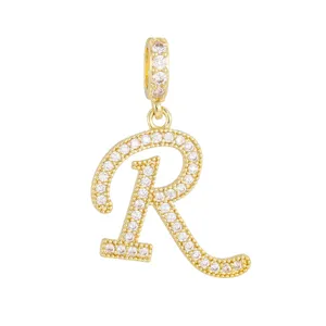 Vue détaillée d'un pendentif lettre R plaqué or 18K avec zirconiums pour création de bijoux