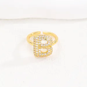 Gedetailleerd macro-zicht van een gouden verstelbare ring met kristallen bubble letter B