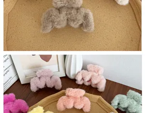 Collection de pinces à cheveux en peluche colorées aux tons pastel sur une table