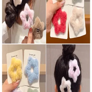 Vue détaillée de diverses pinces à cheveux étoiles en peluche aux tons pastel doux