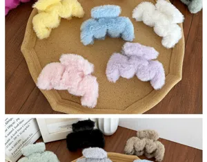 Vue détaillée de diverses pinces à cheveux en peluche douce de couleurs pastel