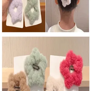 Détail de pinces à cheveux en peluche en forme d'étoile avec démonstration modèle